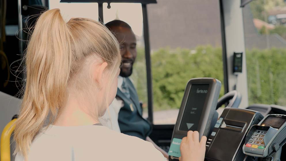 Barn scanner billett på bussen