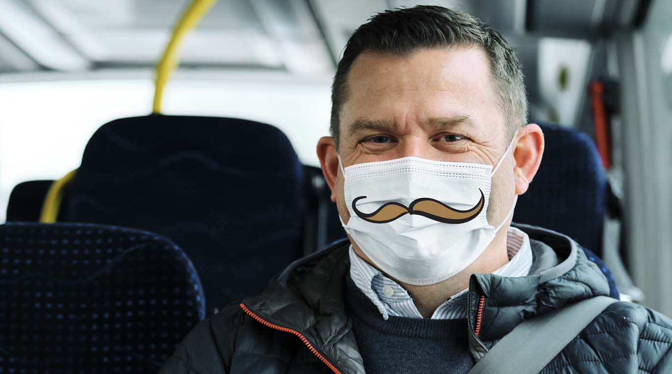 mann på bussen i Vestfold Telemark med munnbind