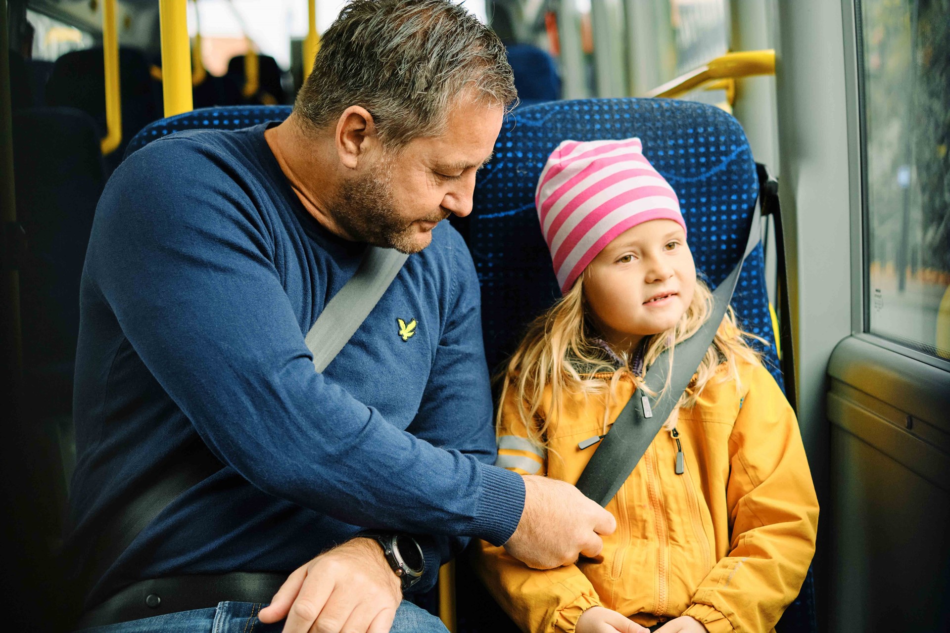 far og datter ombord på farte buss
